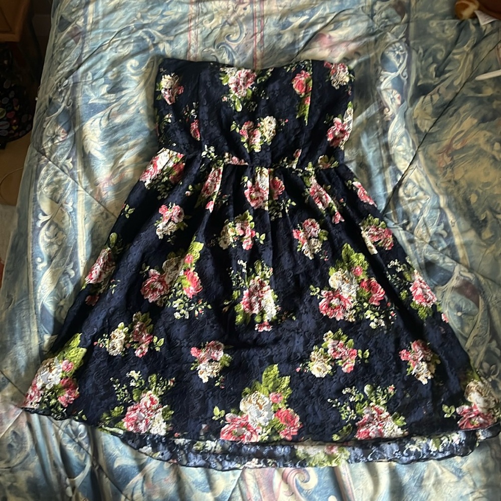 ‘Papaya’ brand, Size L, Strapless & Backless (kind of) Lacy Floral Mini Dress